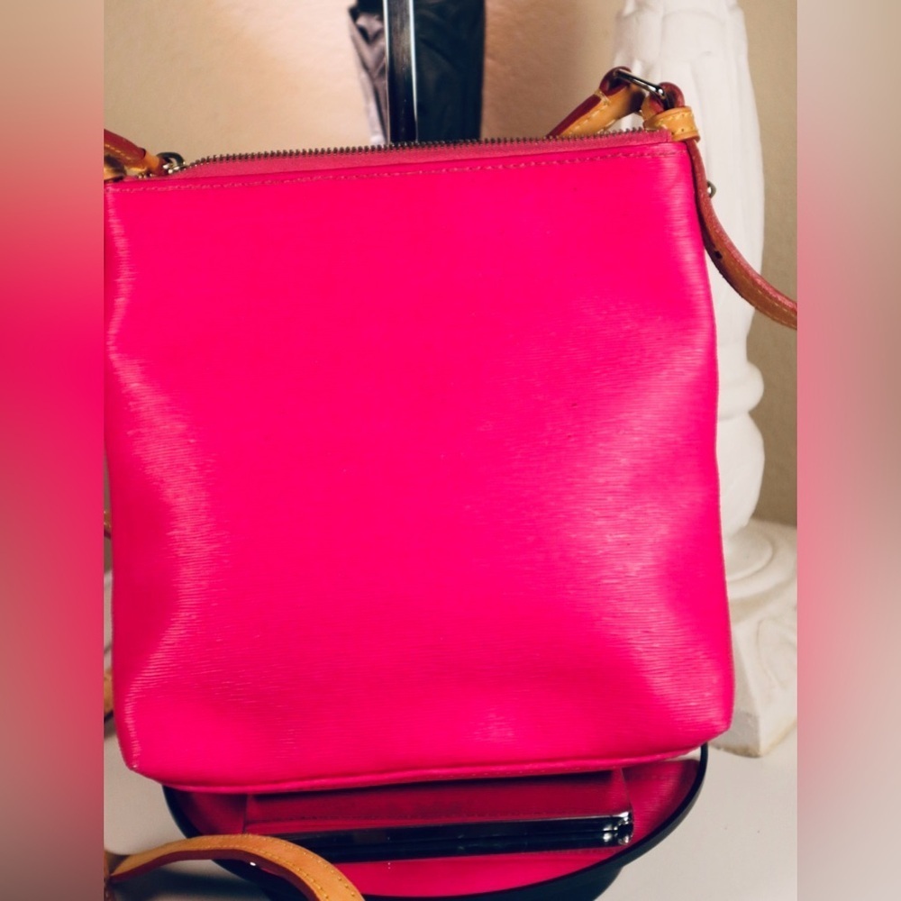 Dooney & Bourke pink pebble grain letter carrier crossbody - Picture 4 of 10